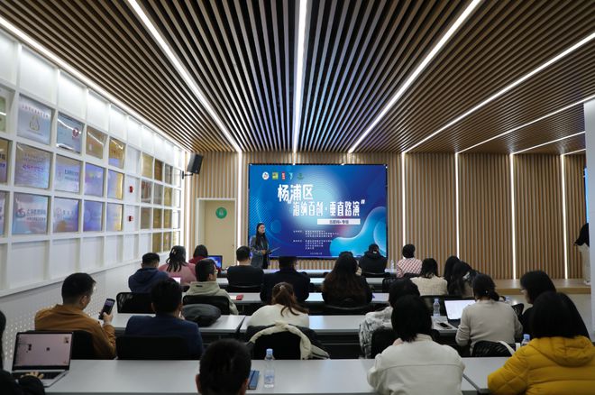 互聯網信息咨詢 連接與決策的智慧橋梁